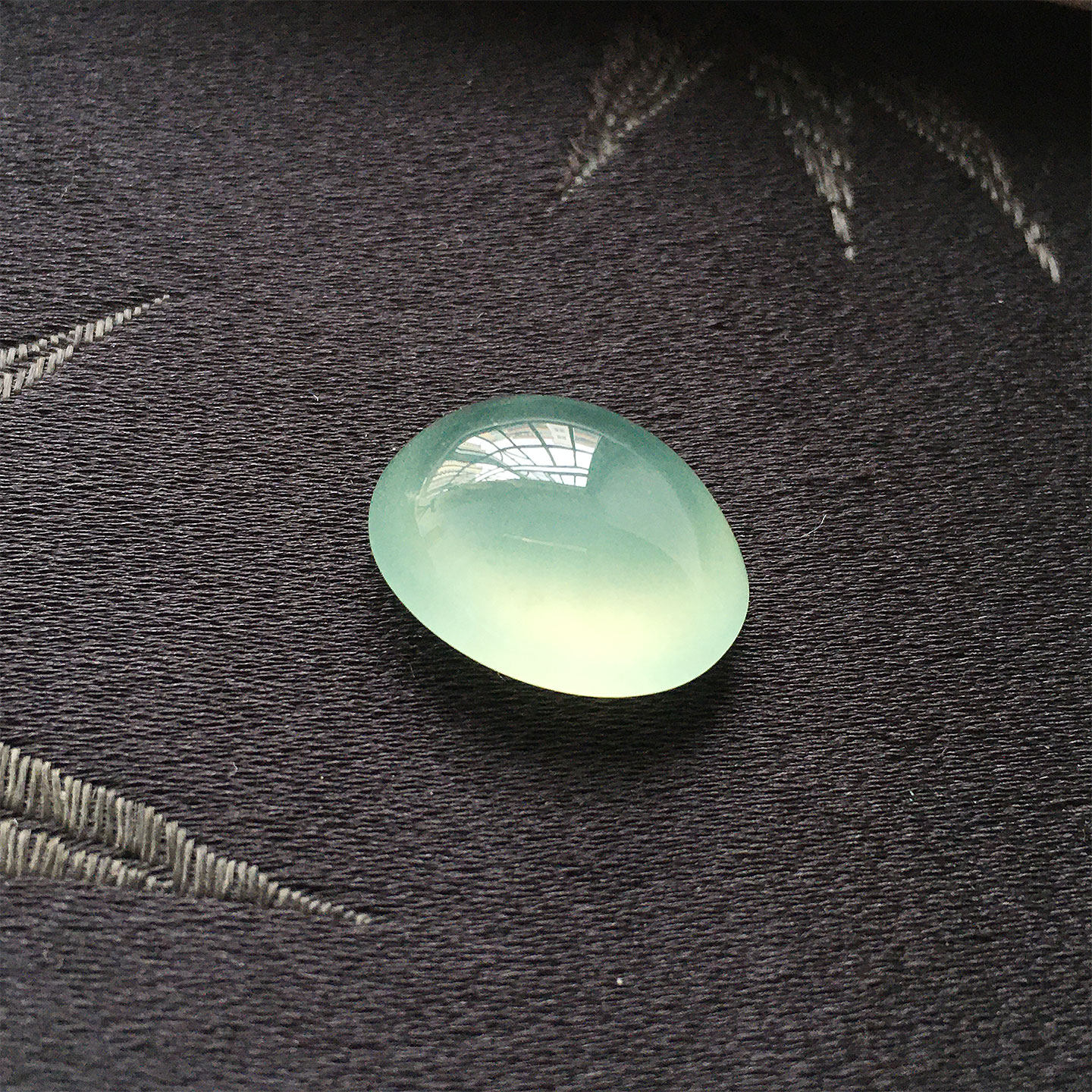 缅甸翡翠高冰种浅绿色裸石蛋面老种a货冰透水润玉晴水绿大鸽子蛋