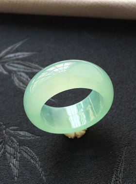 缅甸翡翠冰种翠绿色宽版指环戒圈21.5mm老种a货冰绿色戒26号圈戒