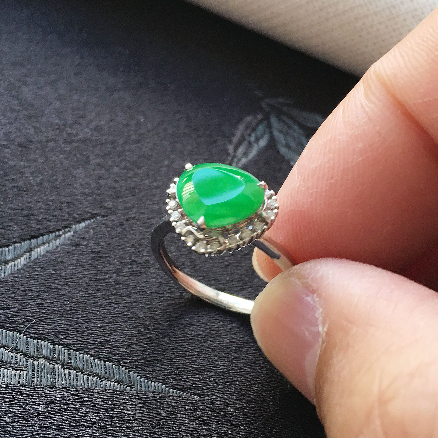 18K金镶嵌A货阳绿翡翠爱心婚戒