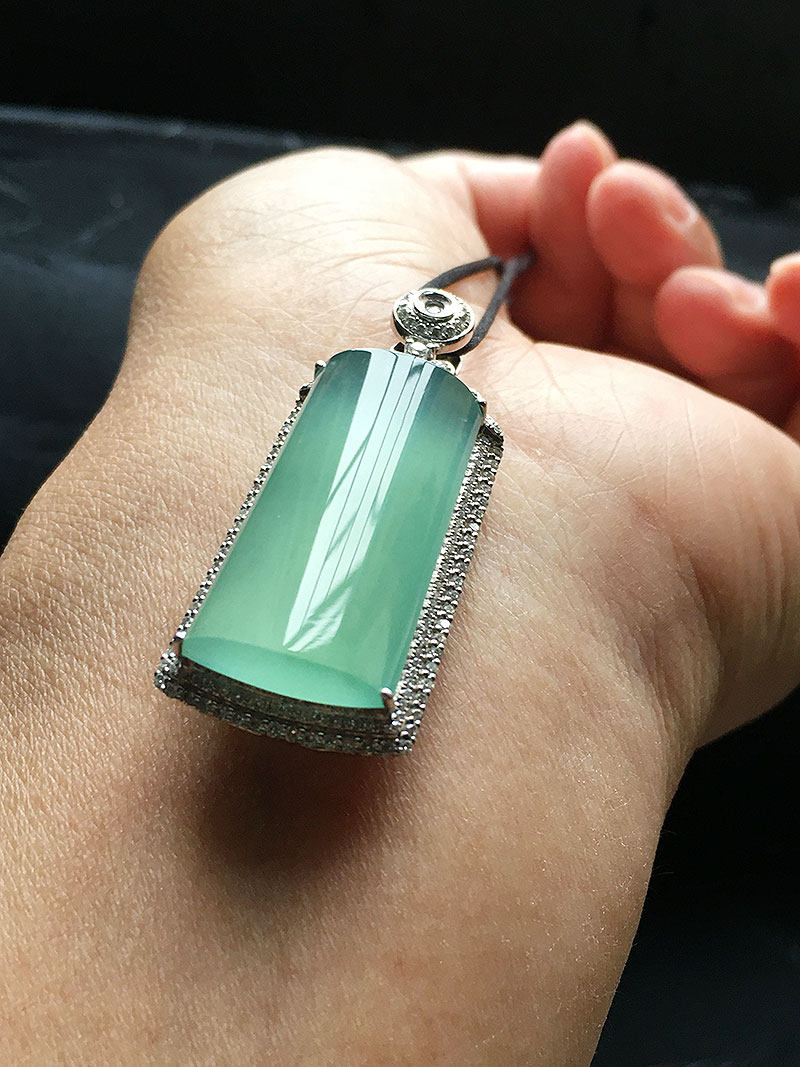 缅甸翡翠高冰种晴水绿平安无事牌吊坠18k金镶钻石老种a货冰透翠绿