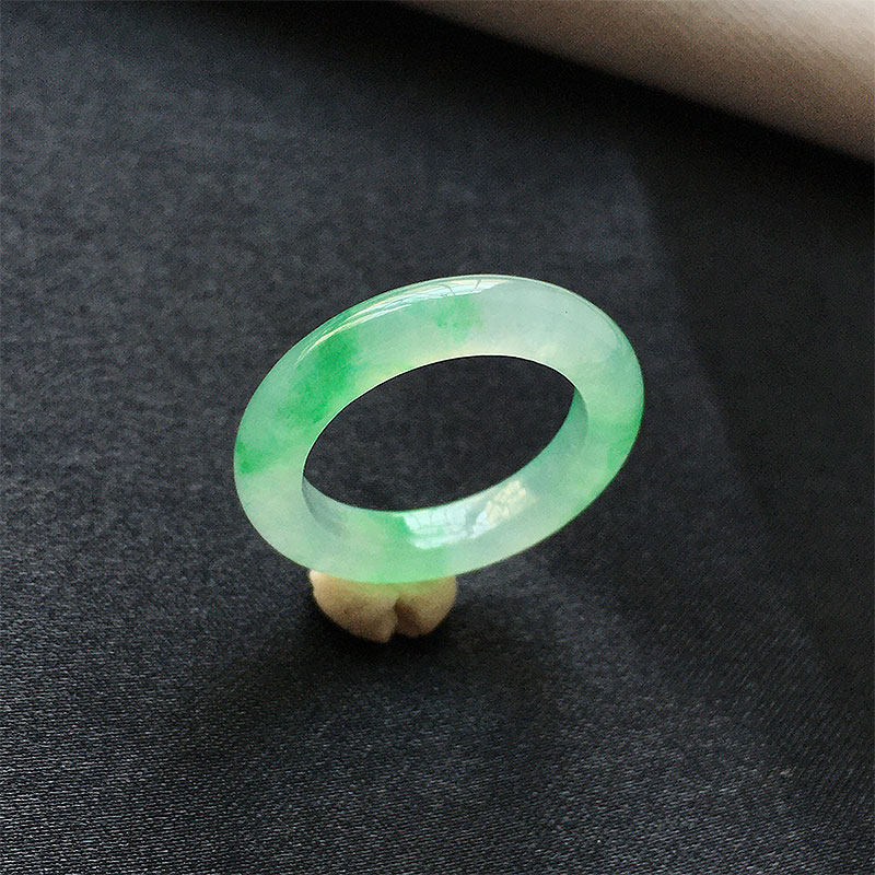 珠宝翡翠高冰种飘翠绿色玉指环尾戒9号圈老种a货冰绿戒15mm小圈