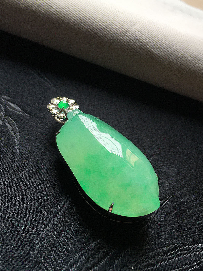 缅甸翡翠冰种翠绿色饱满福瓜吊坠18K金老种a货玉瓜冰透阳绿厚装瓜