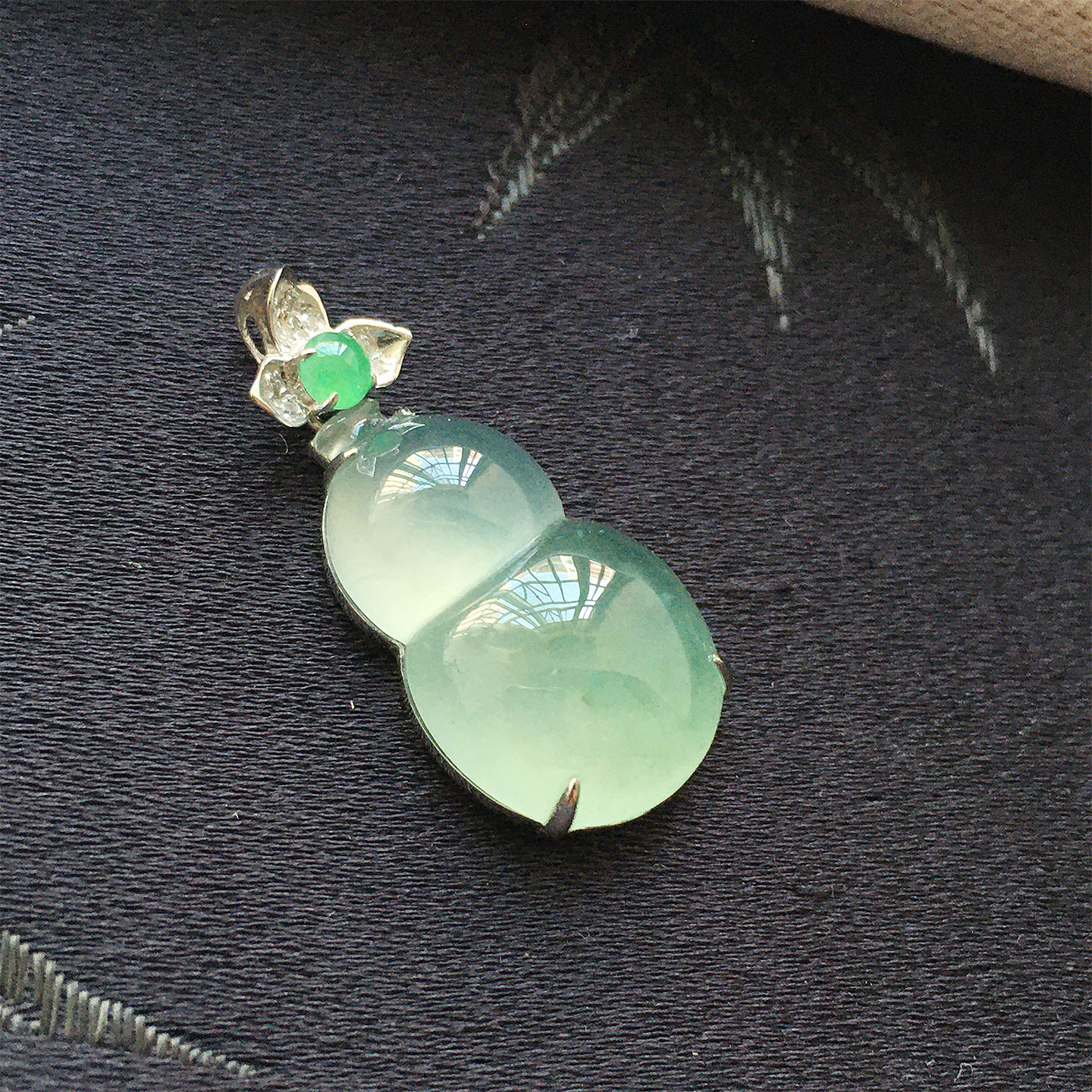 缅甸翡翠高冰种飘绿花玉葫芦吊坠