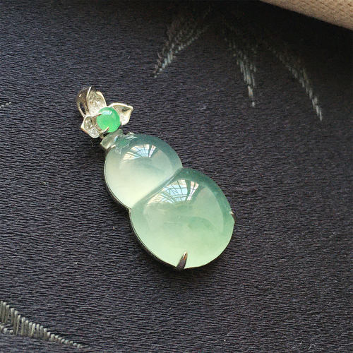 缅甸翡翠高冰种飘绿花玉葫芦吊坠