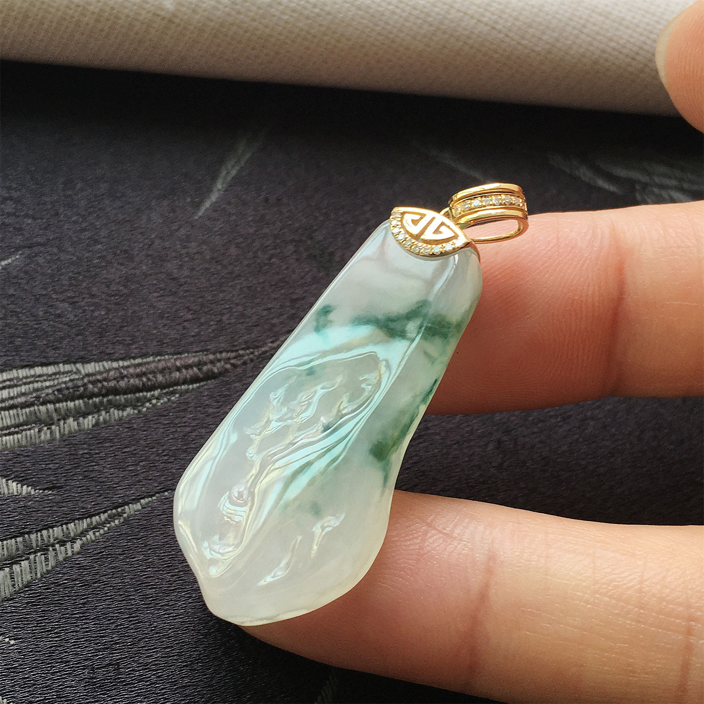 缅甸翡翠冰种飘蓝花随型吊坠