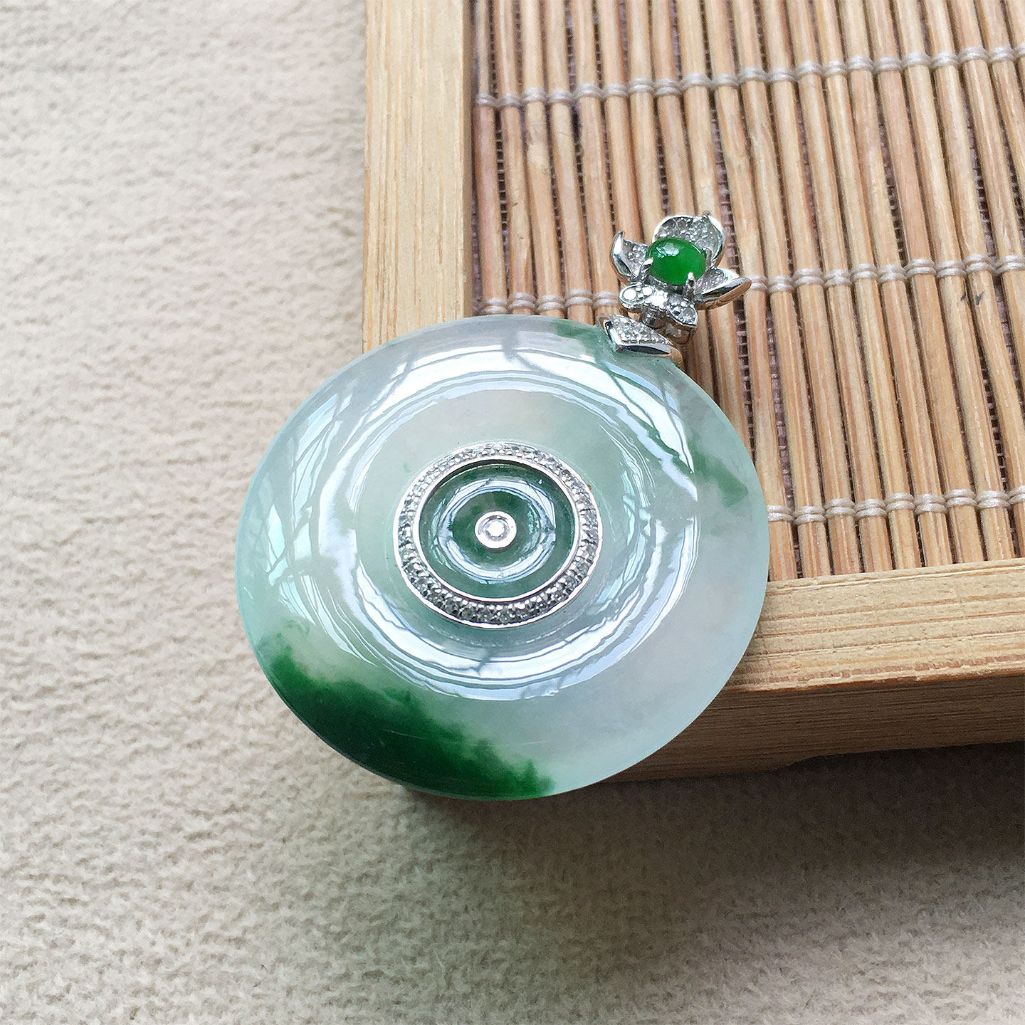 翡翠冰种翠绿色玉平安扣吊坠