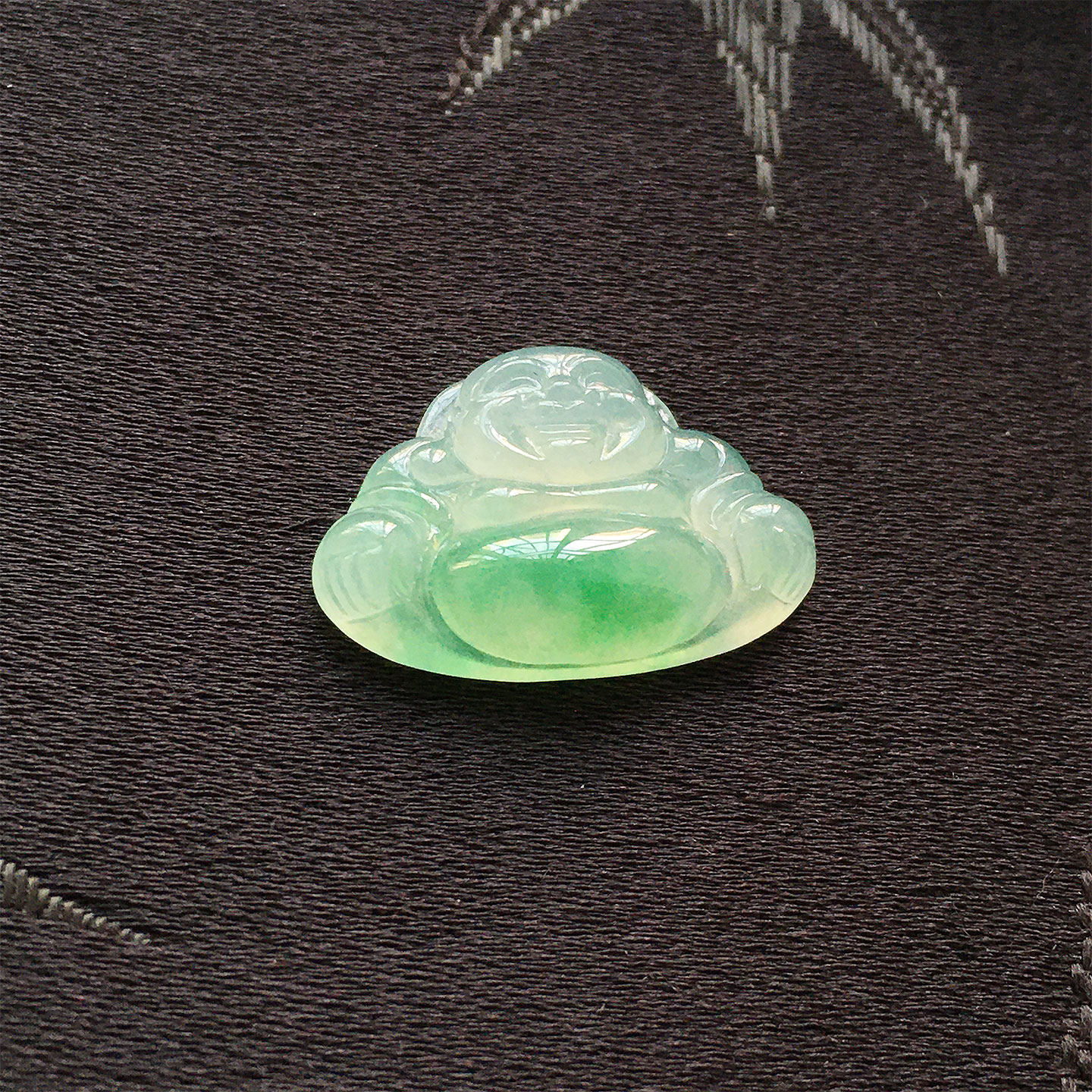 缅甸冰飘阳绿翡翠佛公吊坠