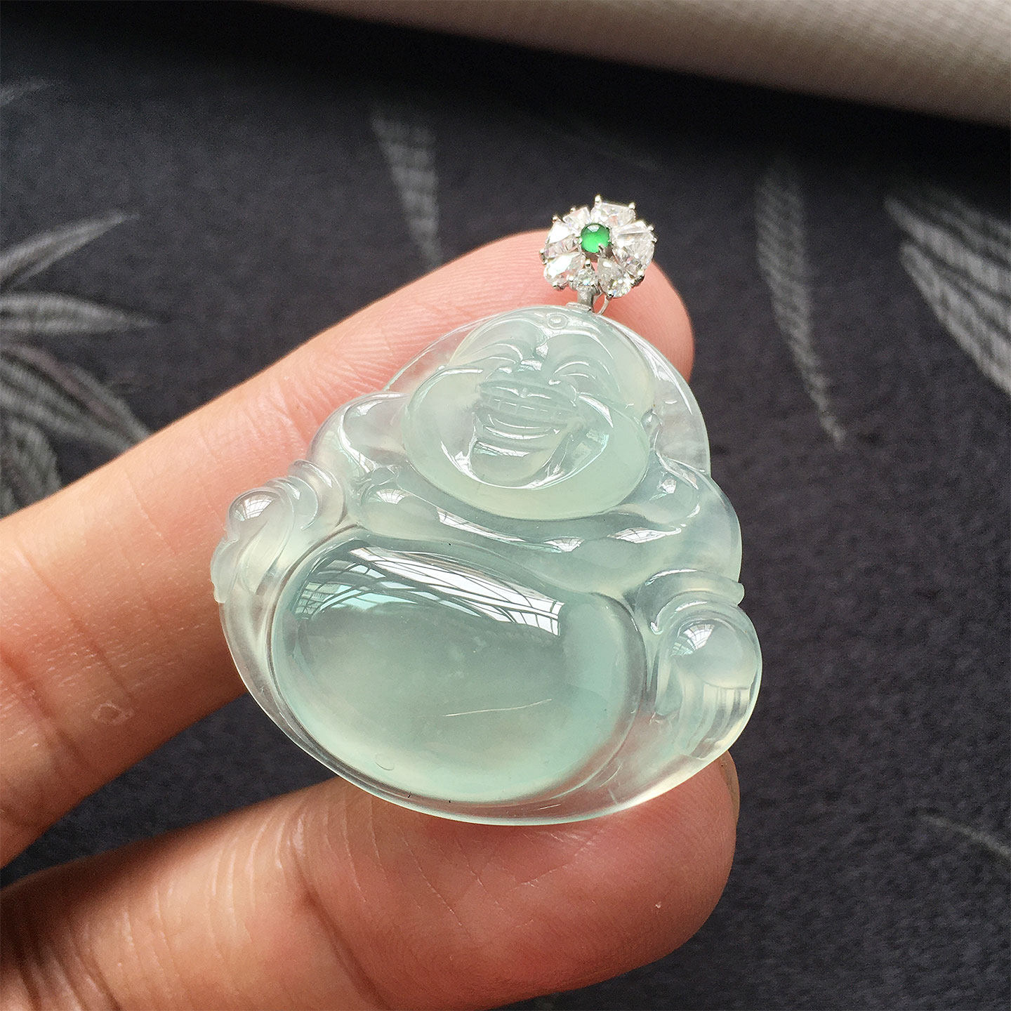 缅甸翡翠高冰种纯净玉佛公吊坠