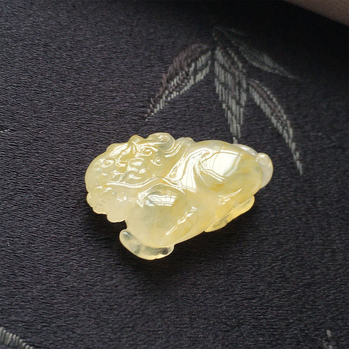 缅甸翡翠冰种黄翡精雕貔貅吊坠
