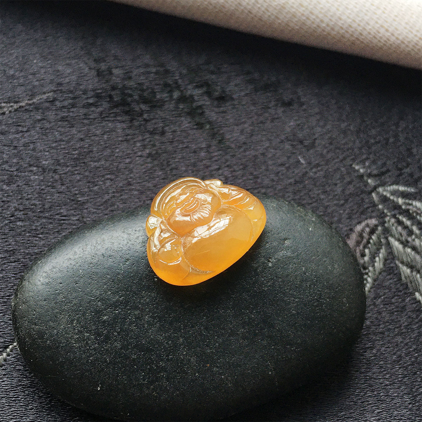 缅甸翡翠冰种红翡玉财神裸石吊坠老种a货冰透水润满色玉发财挂件
