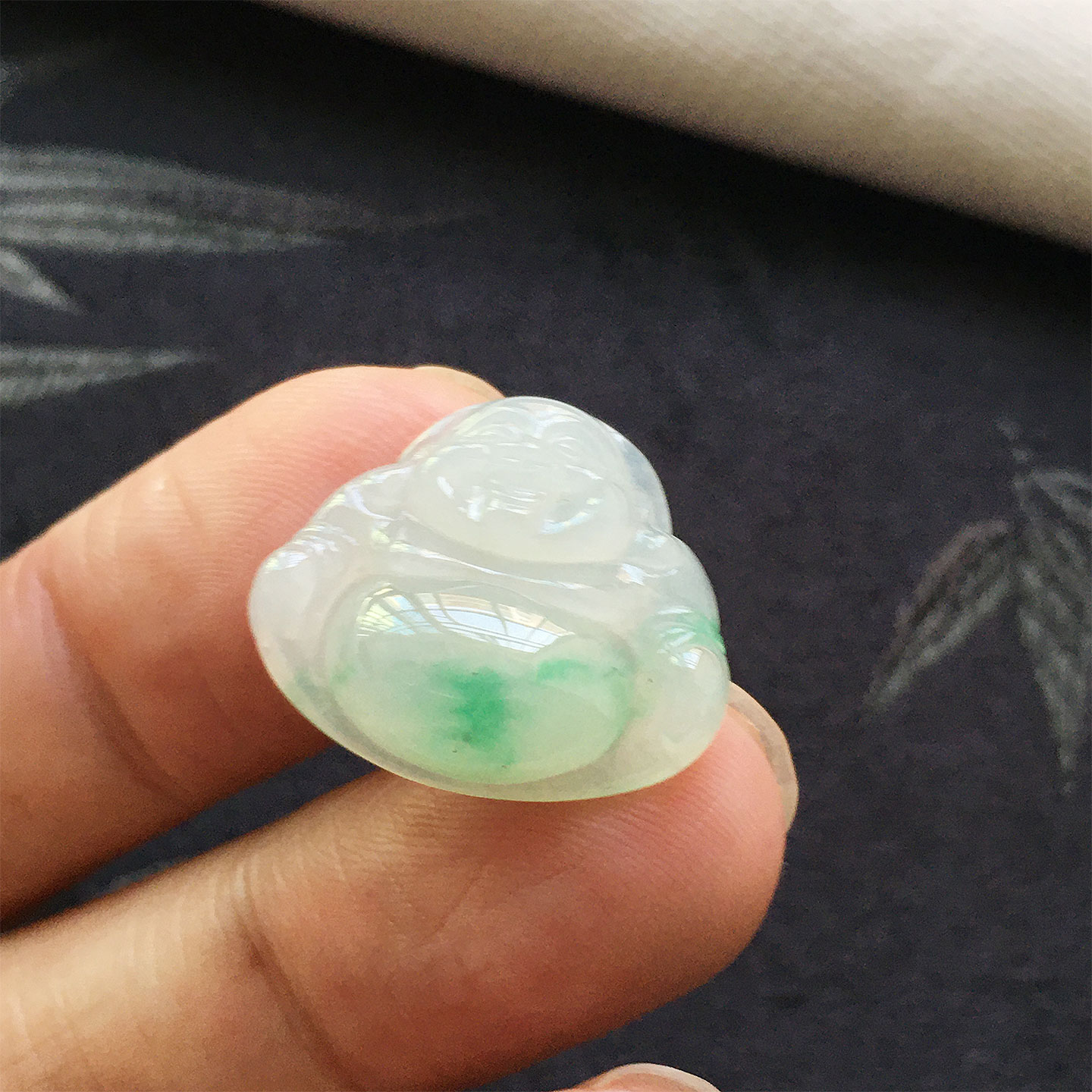 缅甸翡翠冰种飘阳绿玉佛公吊坠
