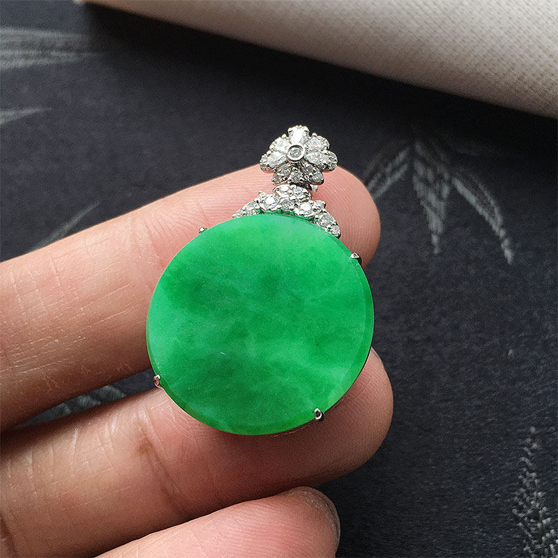 缅甸翡翠冰种翠绿色无事牌吊坠满绿玉扣18K金女款老种a货冰绿圆牌