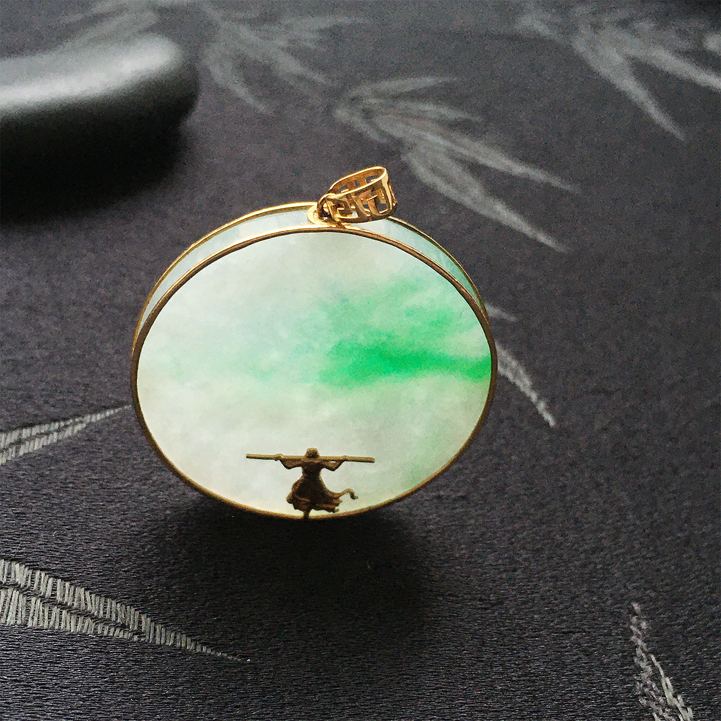 缅甸翡翠冰种飘翠绿色无事牌吊坠女款老种a货冰透18K金高档玉素面