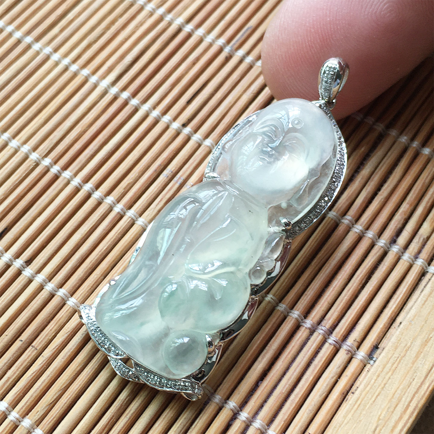 缅甸翡翠高冰种纯净玉佛吊坠