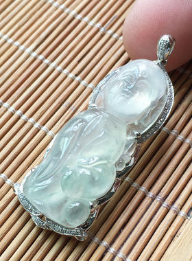 缅甸翡翠高冰种纯净玉佛吊坠