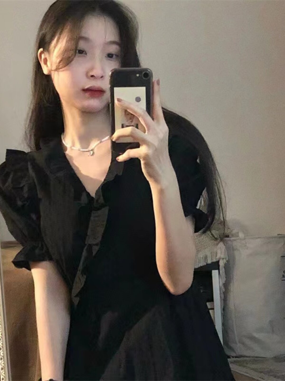 2024년 여름 여성 프렌치 브이넥 블랙 드레스 새로운 디자인 틈새 기질 햅번 스타일 리틀 블랙 드레스