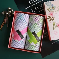 Зеленая розовая подарочная коробка