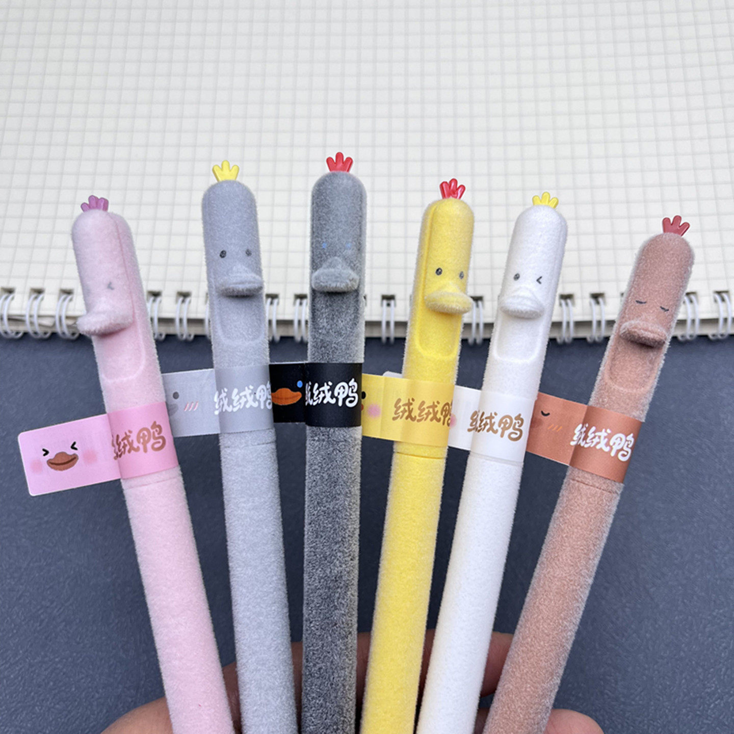 禾硕新款绒绒鸭按动中性笔可爱毛绒笔杆CS双珠速干黑色学生刷题笔