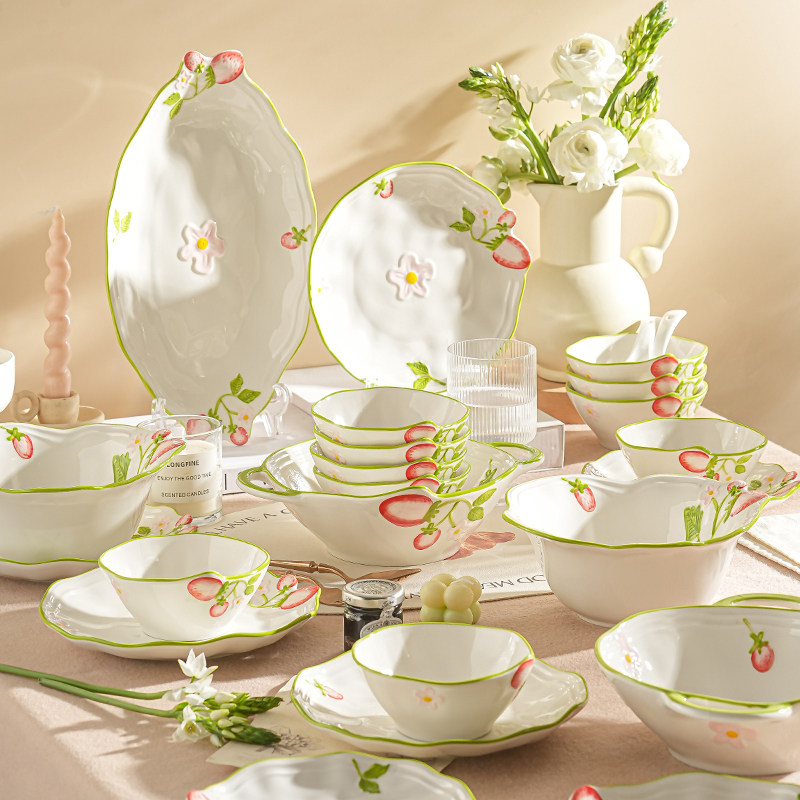 草莓乐园陶瓷碗家用2026新款高颜值饭碗餐具套装碗碟盘子好看的碗