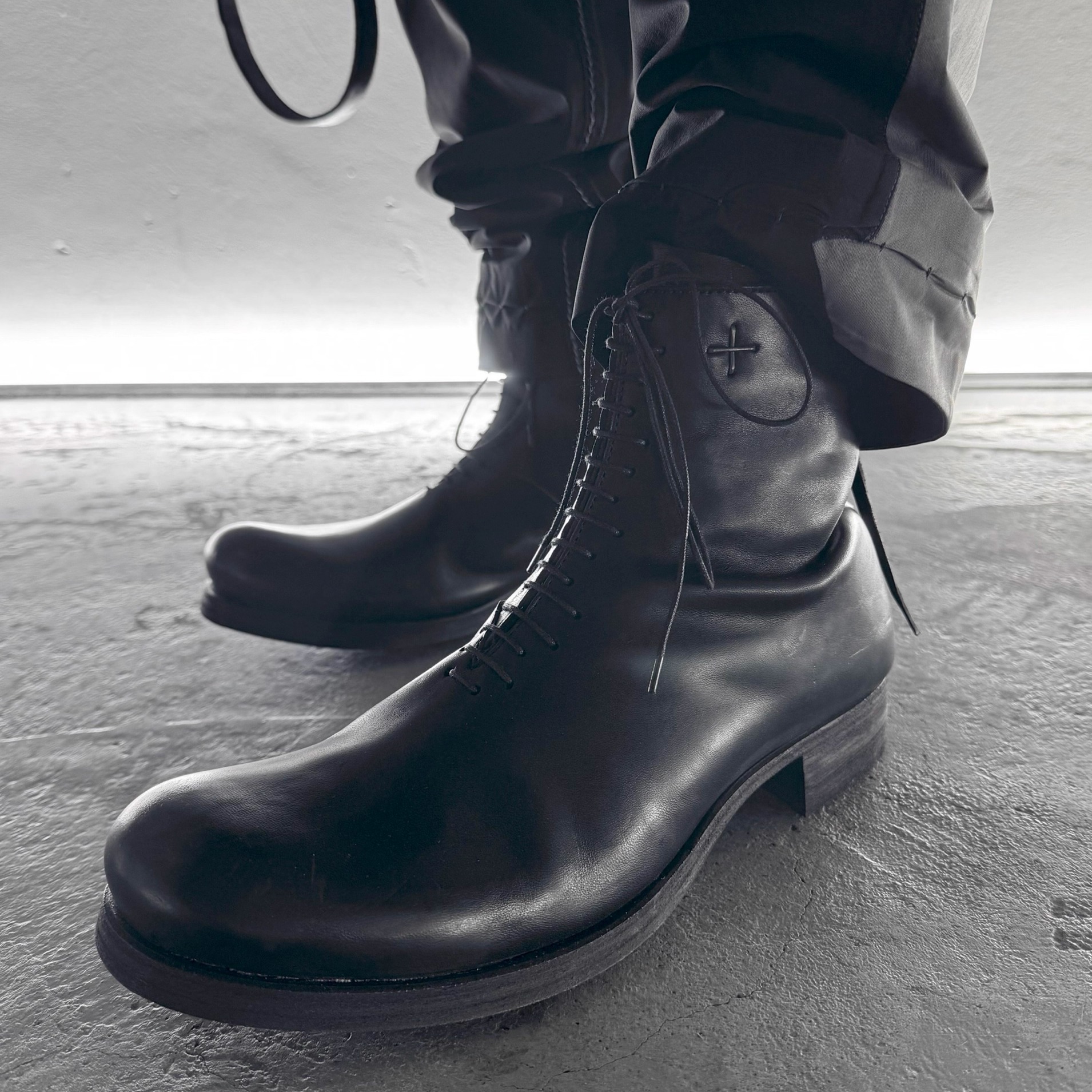 ma十字钉暗黑风工装机车靴男翘头骑士靴复古时装靴绑带短筒马丁靴