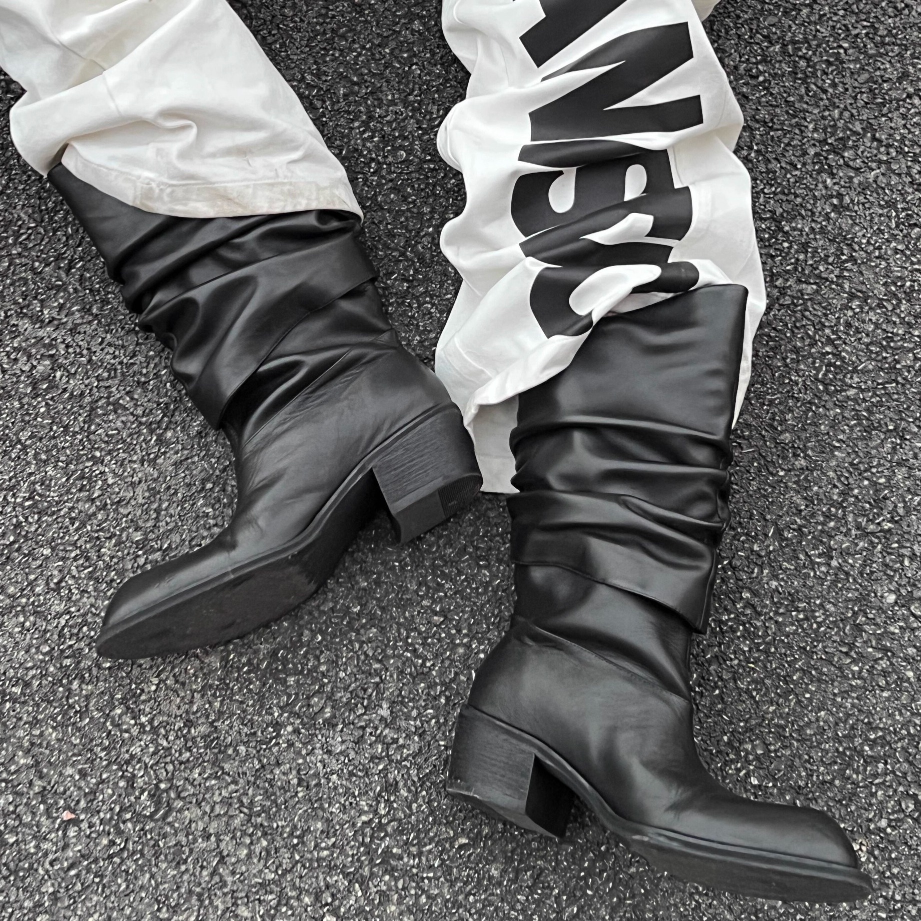 暗黑复古真皮褶皱牛角翘头骑士靴