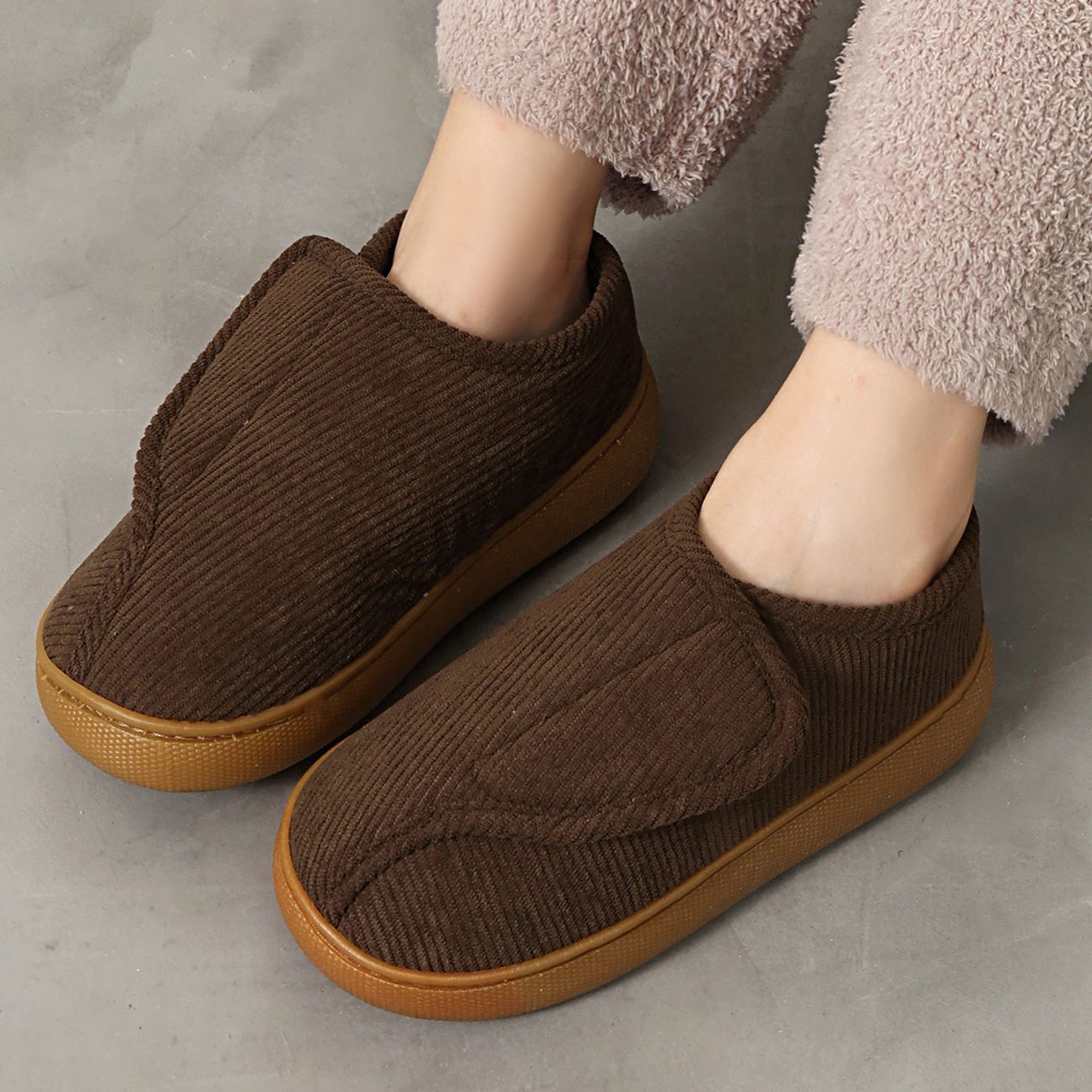 棉鞋女软底防滑奶奶妈妈加宽肥胖脚肿宽松大脚骨外翻专用老人鞋秋