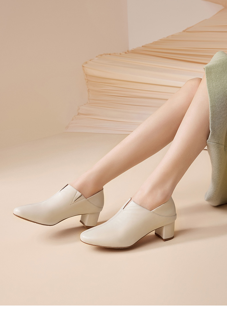 Bata复古羊皮粗跟通勤高跟单鞋