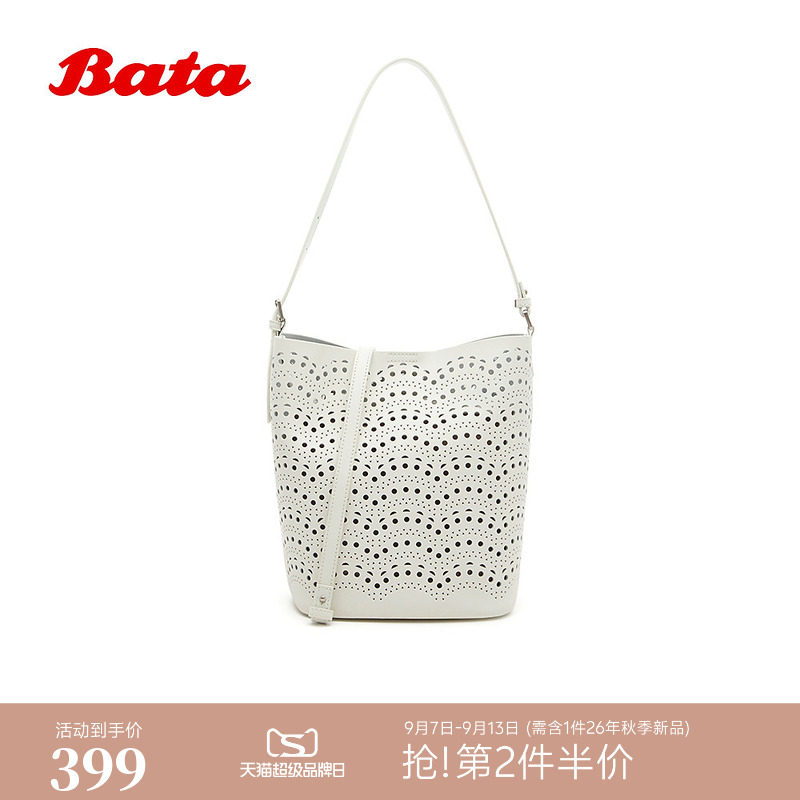 Bata水桶包2026夏商场新款时尚简约镂空花纹大容量单肩包