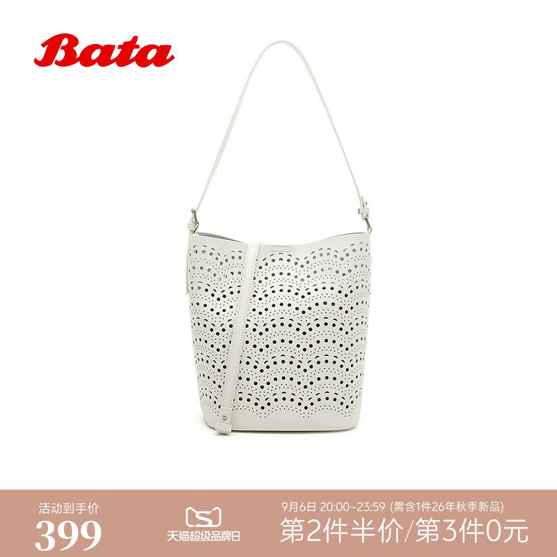 Bata水桶包2026夏商场新款时尚简约镂空花纹大容量单肩包