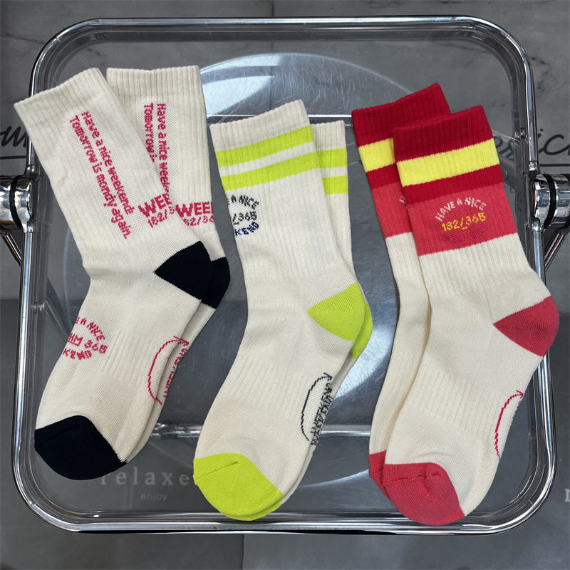 2024春夏款欧货个性毛线圈多巴胺运动女袜提花字母潮流中筒袜