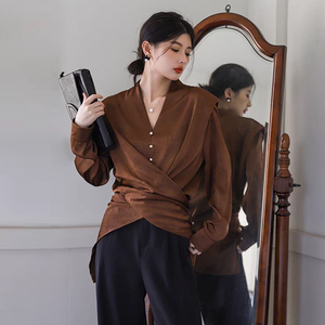 法式复古V领不规则长袖缎面小衫女单排扣V领衬衫雪纺衫打底衫上衣