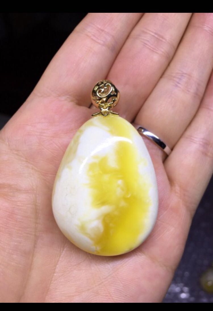 18k金镶嵌蜜蜡吊坠