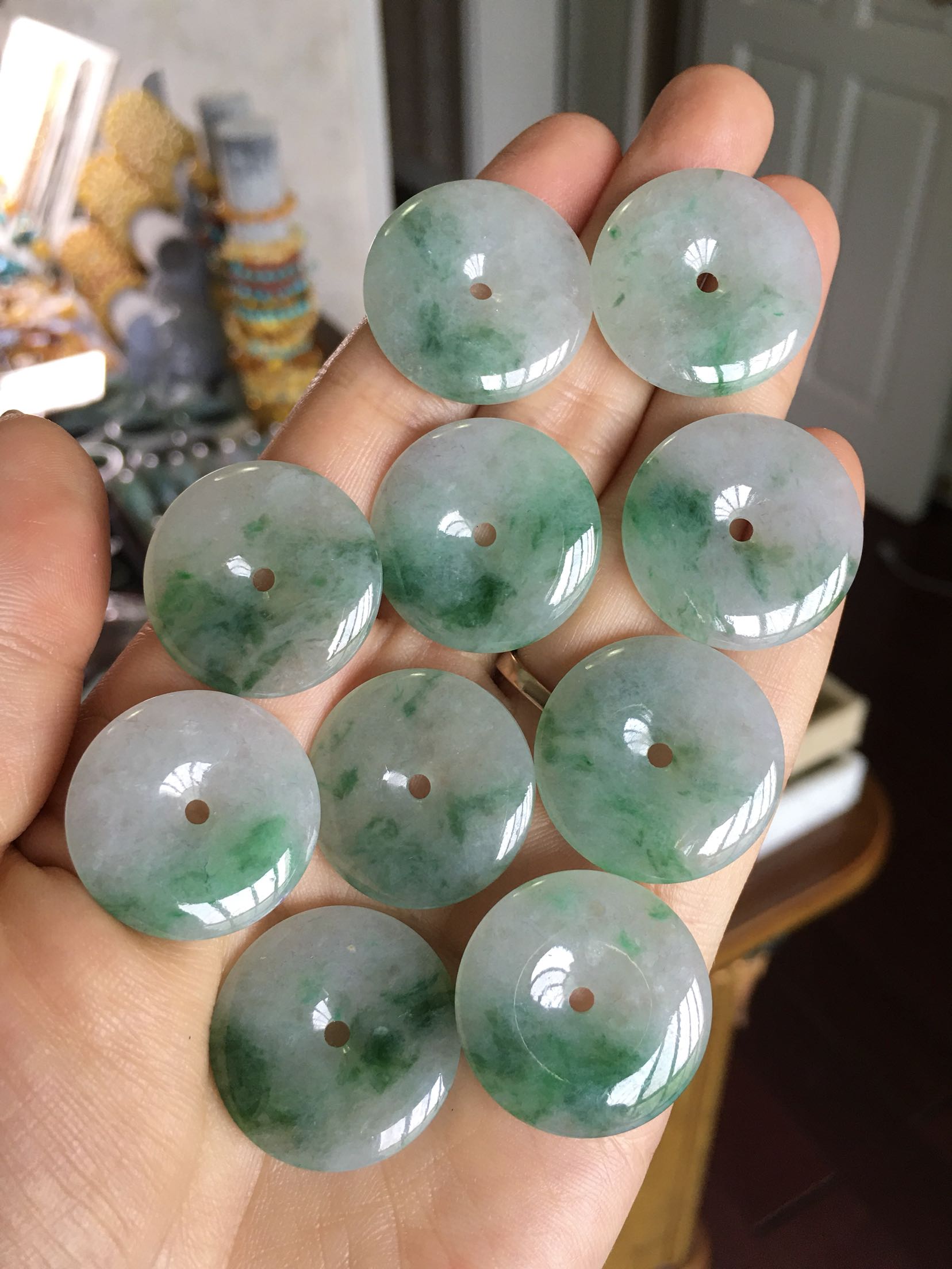a货翡翠飘绿花同料吊坠25mm价格