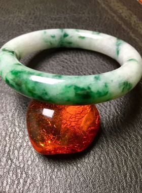 翡翠白底青圆条花色手镯