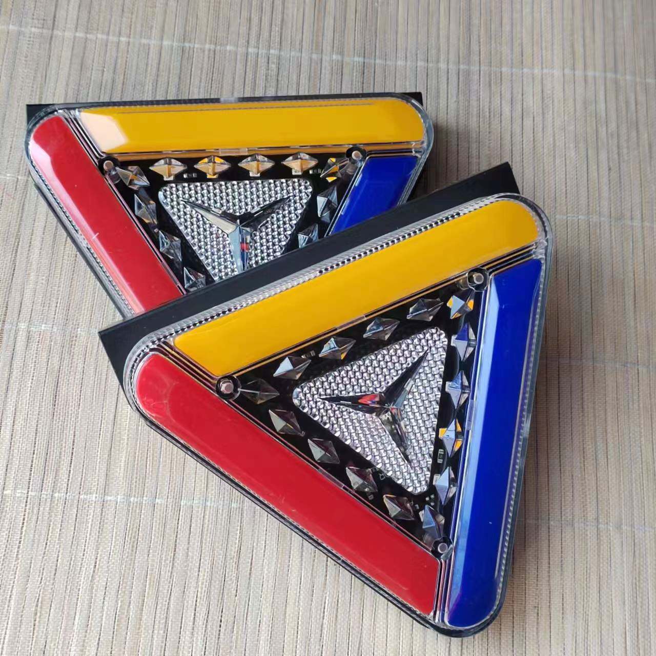 고휘도 LED 후방 충돌 방지 스트로브 경트럭 트레일러 브레이크 경고 다채로운 플래시 안개등 방수 12V24 범용