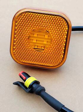 适配重汽豪瀚MAX挡泥板边灯翼子板侧标志灯边灯黄色小方灯配件LED