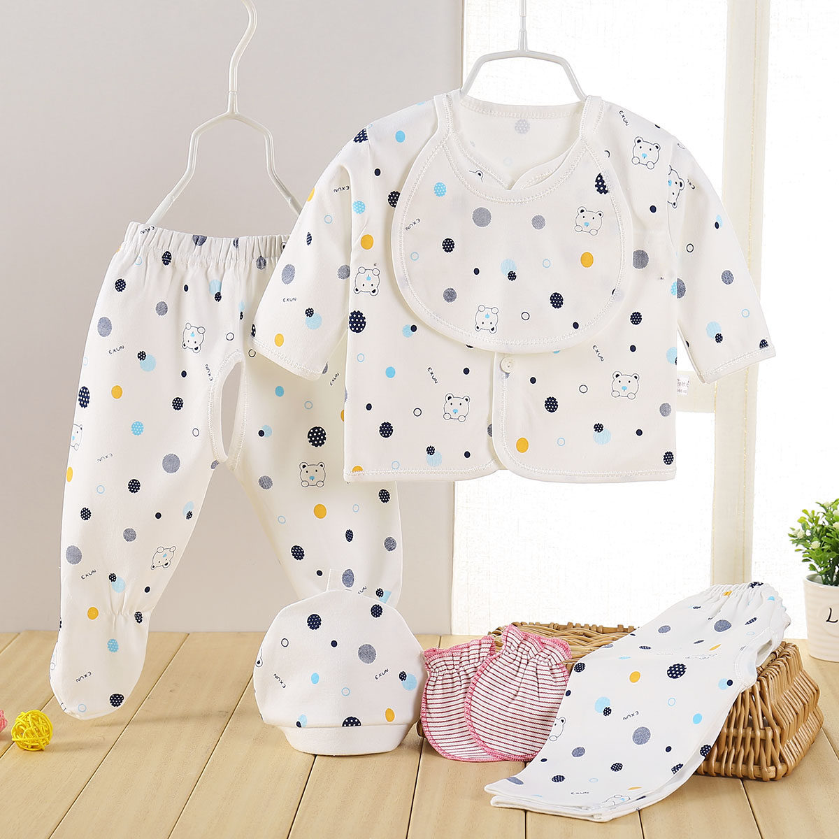 Coffret cadeau pour bébé - vêtements - Ref 1962876 Image 1