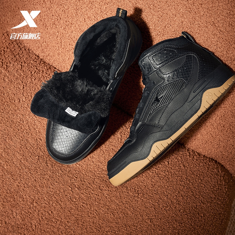 特步皓白板鞋男鞋2025冬季新款皮面休闲鞋高帮加绒加厚保暖棉鞋男