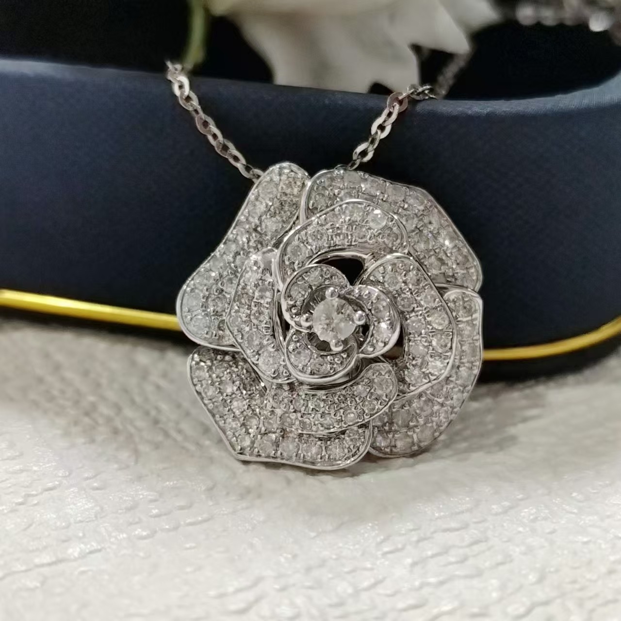 18K金山茶花玫瑰花钻石吊坠1克拉满钻百搭时尚锁骨链闺蜜同款吊坠