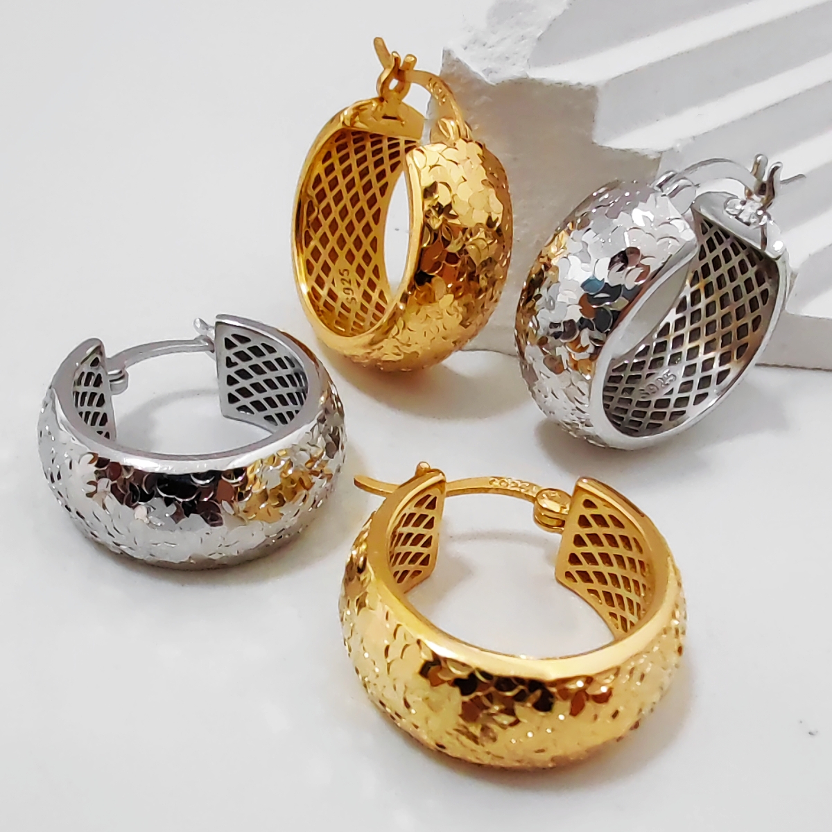 纯银碎冰冰鱼鳞爆闪圆圈宽面耳环