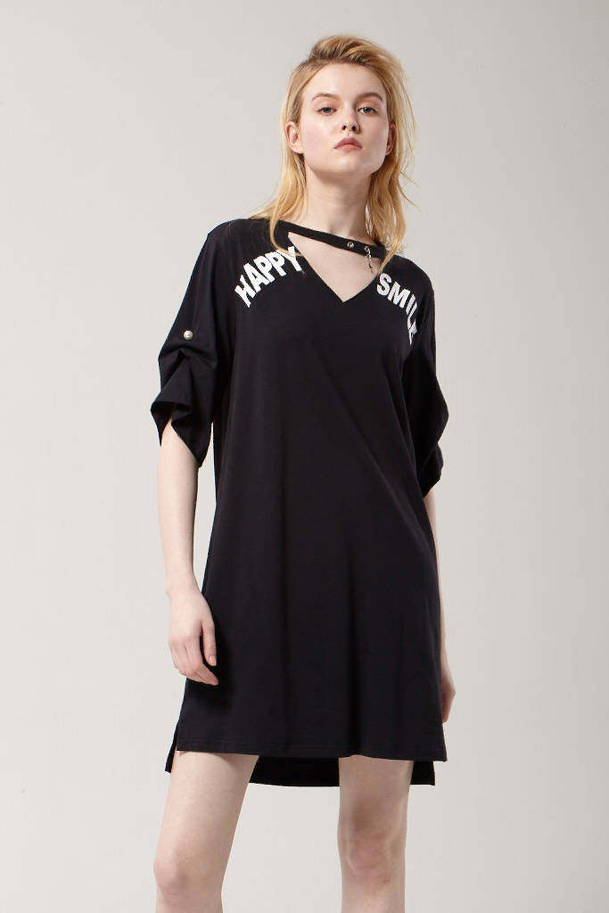 Moonbasa/梦芭莎v领字母印花金属链装饰短袖中长款连衣裙夏季新品