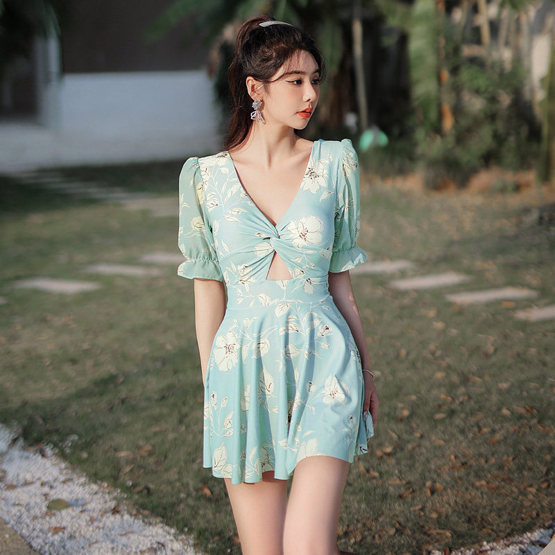 泳衣女连体裙式保守平角裤大码显瘦短袖防晒小胸聚拢性感v领泳装