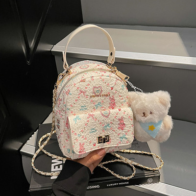 艾米兔女包2026新款日常时尚通勤休闲学院风可爱碎花涂鸦双肩包