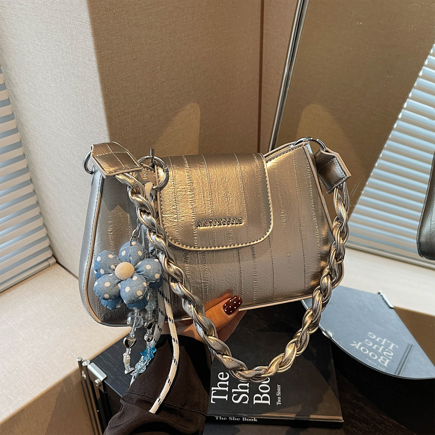 艾米兔女包2026新款时尚百搭潮流质感银色单肩包日常通勤斜挎包