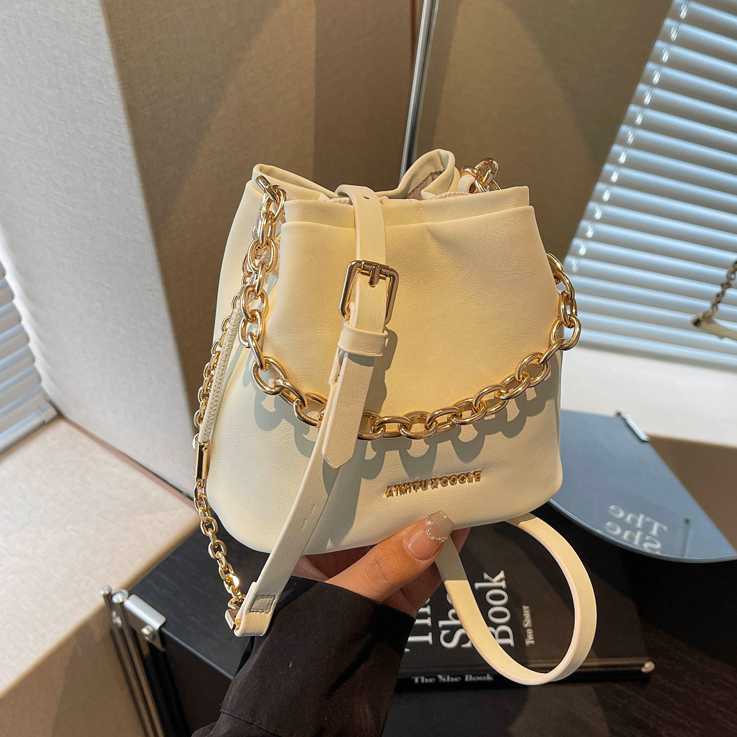 艾米兔女包2026春新款时尚百搭ins风潮流洋气通勤斜挎手提水桶包
