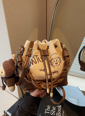 艾米兔女包2025新款通勤时尚流行简约休闲斜挎百搭麻花手提水桶包