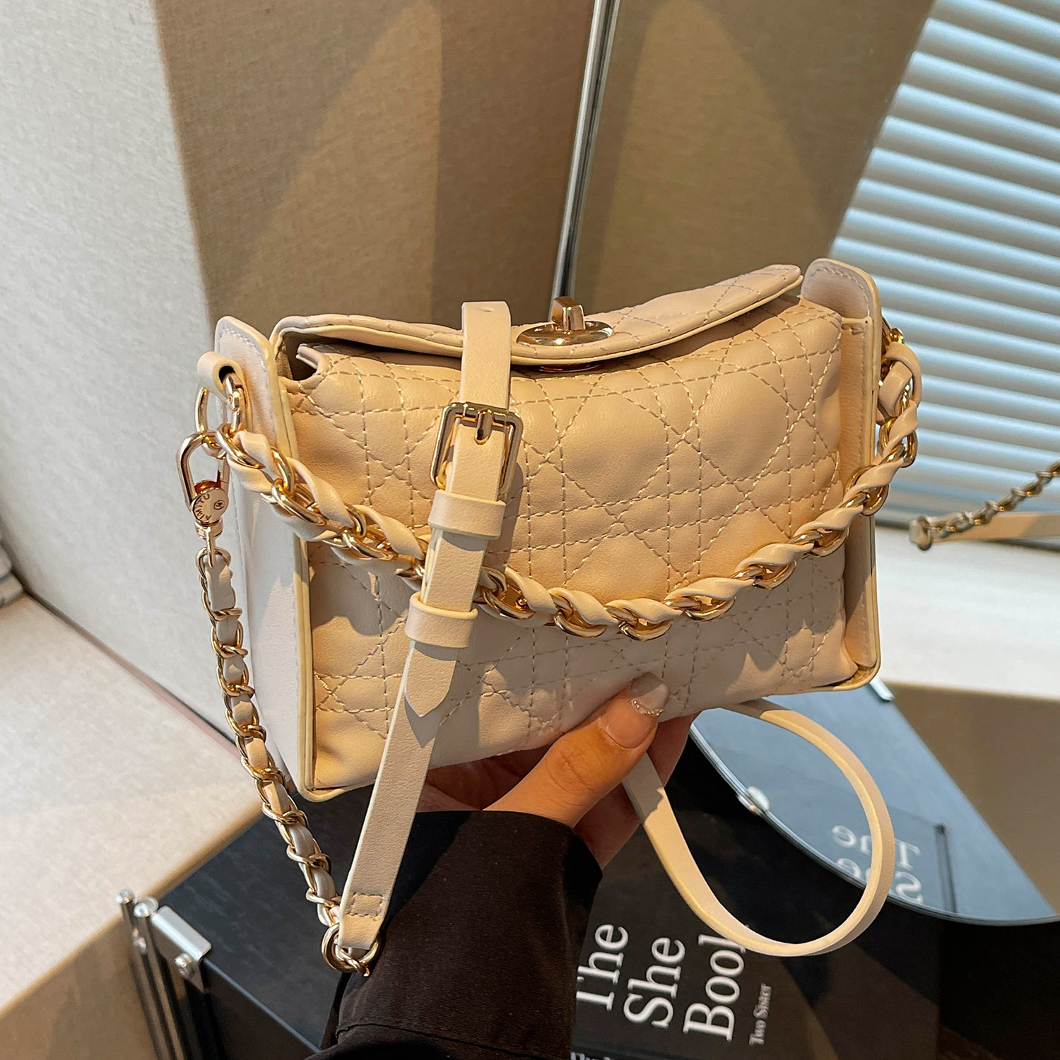 艾米兔女包2026春时尚小香风菱形格链条潮流百搭质感手提斜挎包