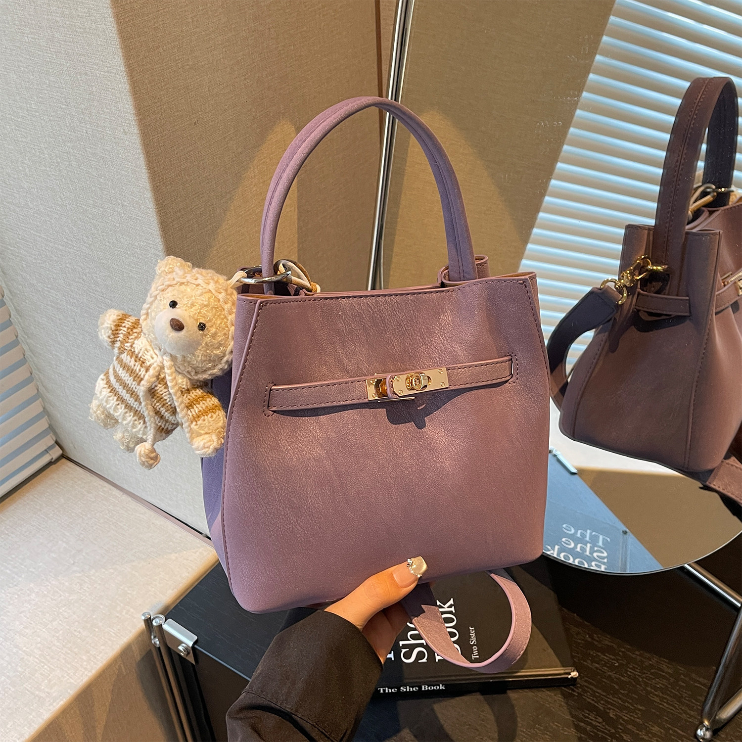 艾米兔女包2026新款简约时尚质感纯色韩版百搭通勤手提单肩水桶包