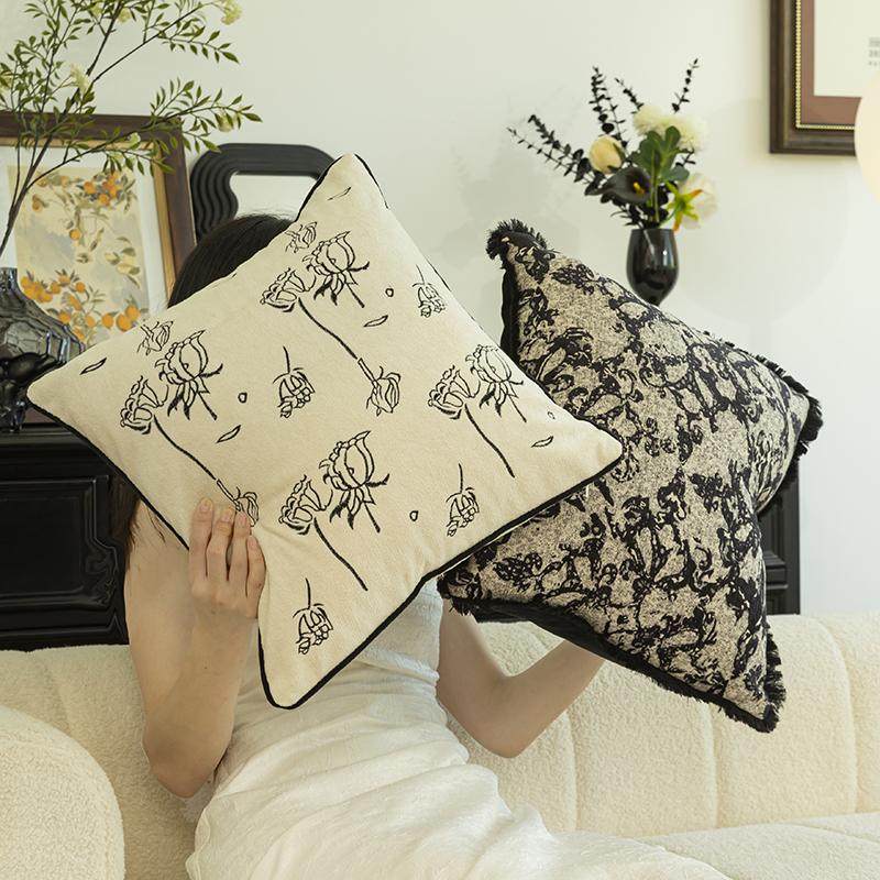 依兮中古风抱枕新款沙发抱枕轻奢高级感2026网红爆款不含芯靠枕套
