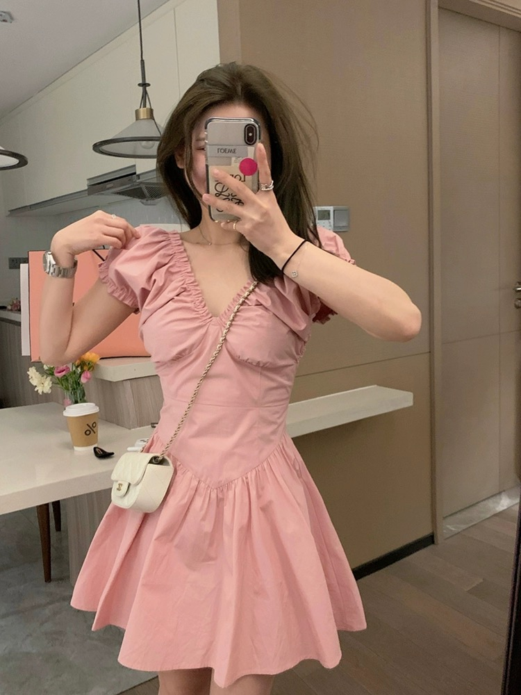 初夏甜茶 粉色显瘦V领泡泡袖设计感褶皱辣妹短款法式连衣裙